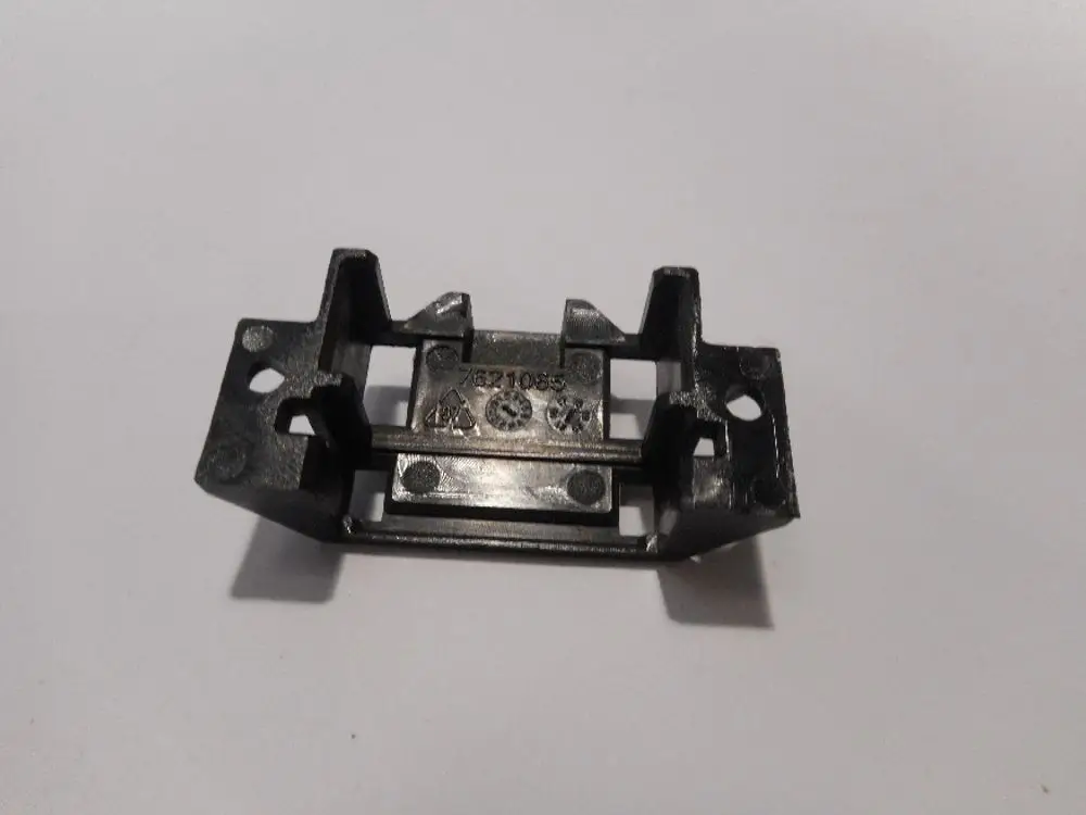Schutzstecker von Remeha, 10-polig, aus schwarzem Kunststoff, mit sichtbaren Befestigungsöffnungen und Aussparungen zur Montage.
